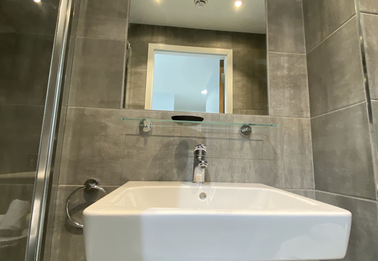 Aparthotel in Galway City - Eyre Sq 5 Peron Accessible Apartment