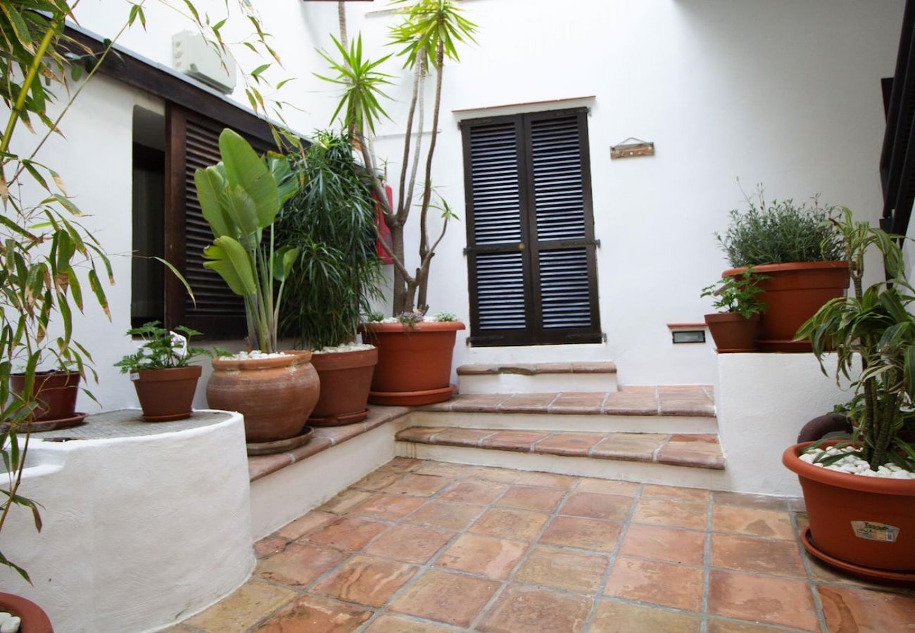 Apartment in Tarifa - Fully renovated old town apartment with terrace