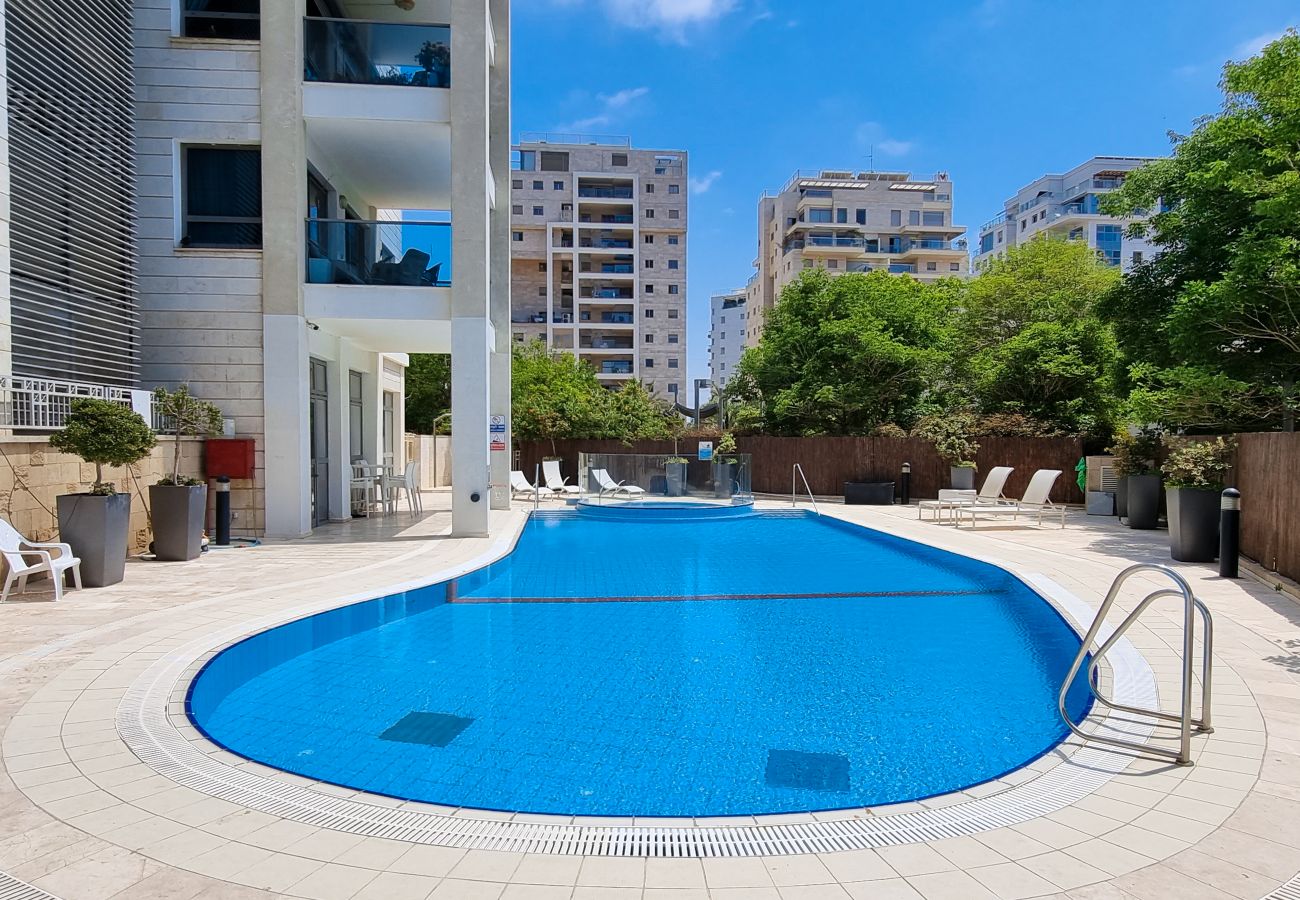 Apartment in Tel Aviv - Jaffa - Spacious Condo & Pool in Kohav Hatsafon FeelHome