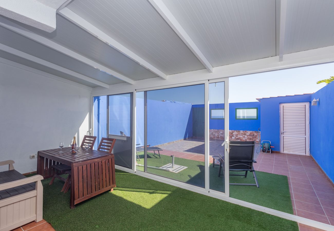 Apartment in Ingenio - El Burrero Beach with terrace and private solarium