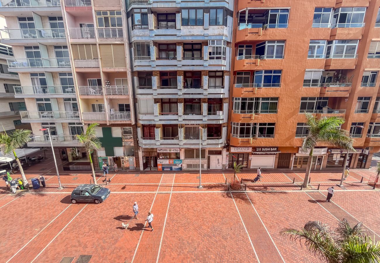 Apartment in Las Palmas de Gran Canaria - Lightbooking Sagasta Playa just 10 metres from Las Canteras beach