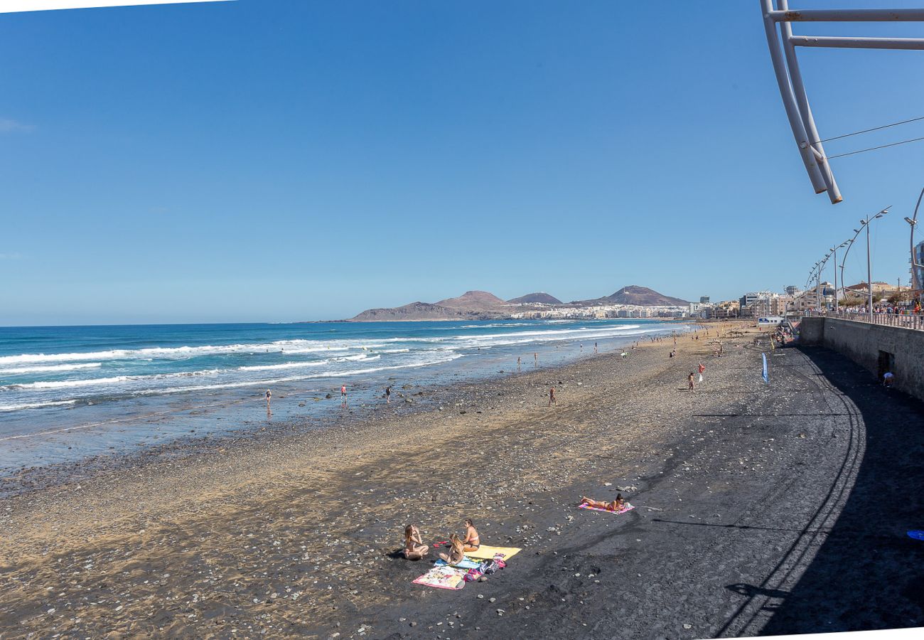 Apartment in Las Palmas de Gran Canaria - Lightbooking Sagasta Playa just 10 metres from Las Canteras beach