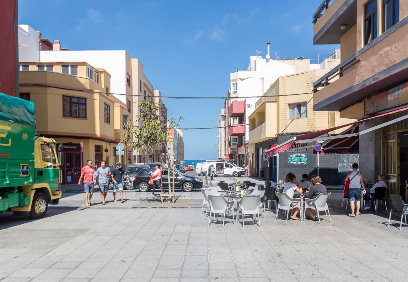 Apartment in Las Palmas de Gran Canaria - Lightbooking Breezy Bright Urban Oasis