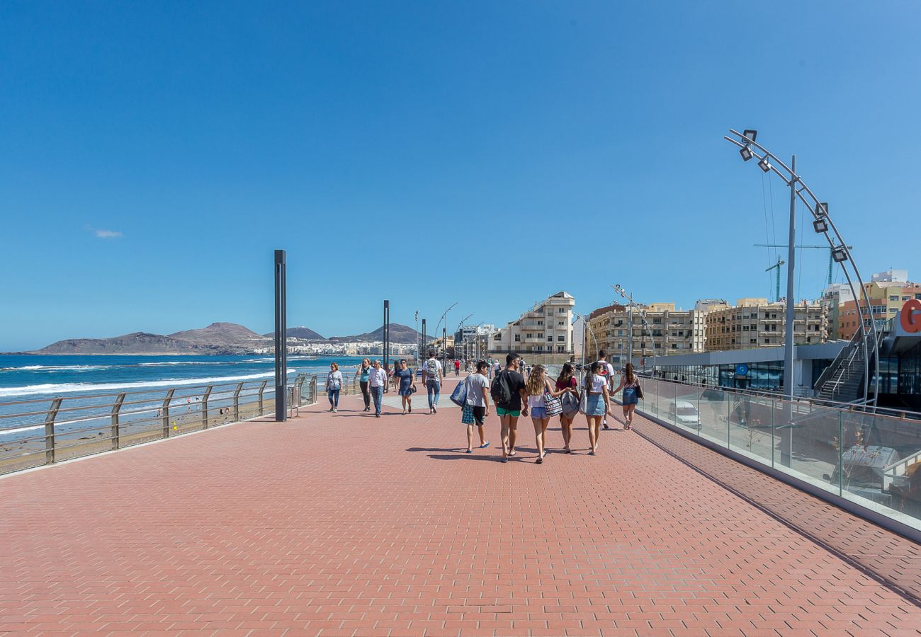 Apartment in Las Palmas de Gran Canaria - Lightbooking Breezy Bright Urban Oasis