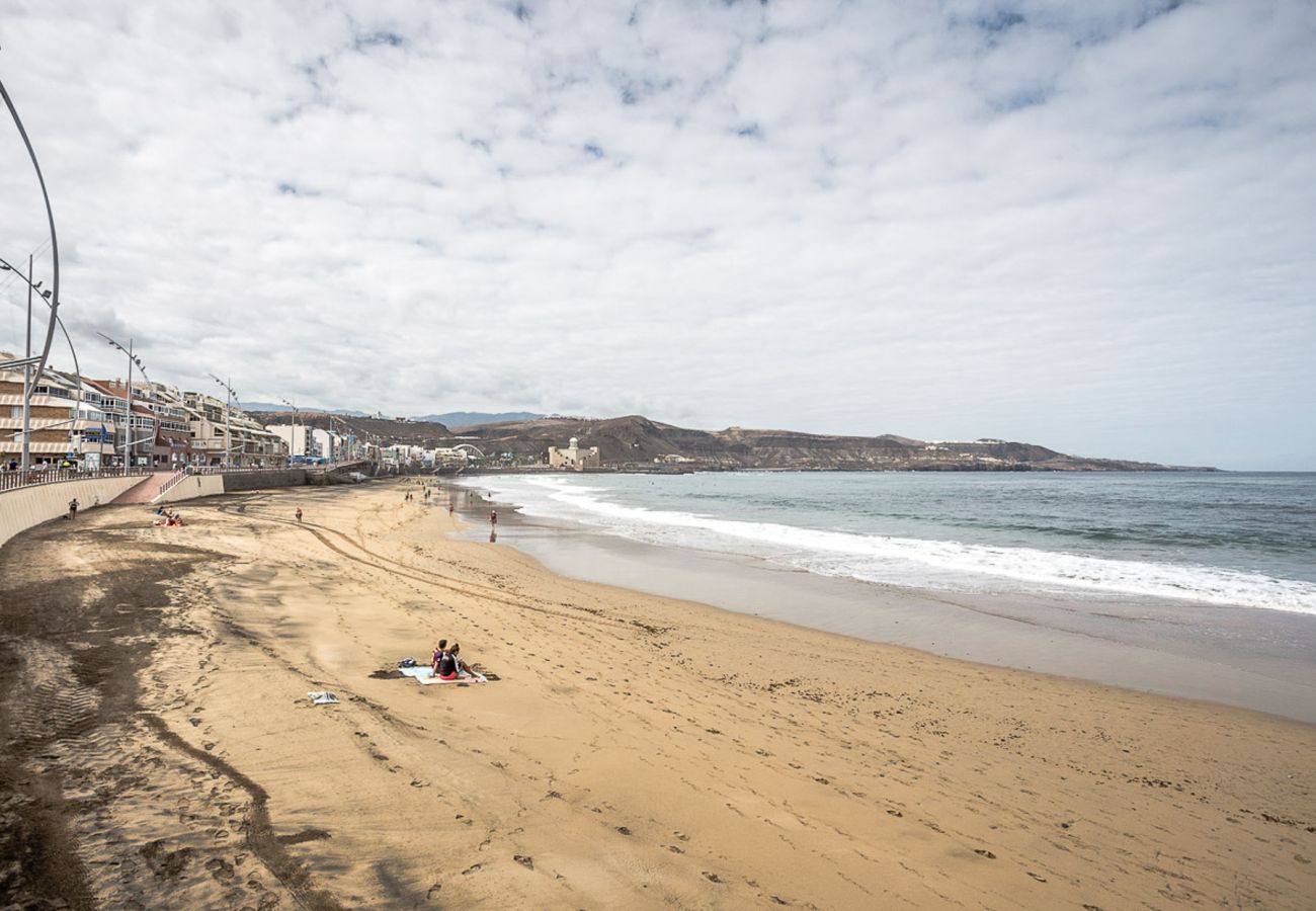 Apartment in Las Palmas de Gran Canaria - Lightbooking Breezy Bright Urban Oasis