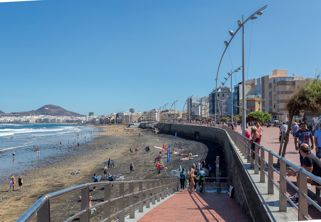 Apartment in Las Palmas de Gran Canaria - Lightbooking Breezy Bright Urban Oasis